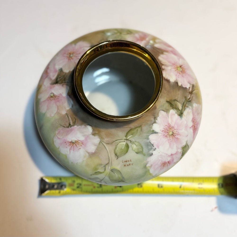 Hand painted Flat Floral Vase gold trim signed Linda Hart - Picture 11 of 11